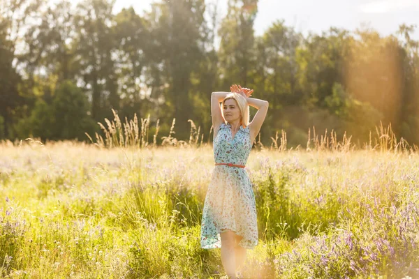 Užijte si to. Svobodná šťastná žena užívající si přírody. Beauty Girl Outdoor. Koncept svobody — Stock fotografie