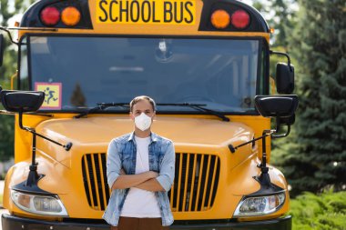 Yüzü maskeli salgın hastalıklar öğretmeni sırasında okula geri döndüm.