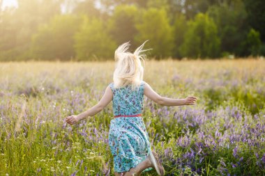Yaz tarlasında güzel bir kız