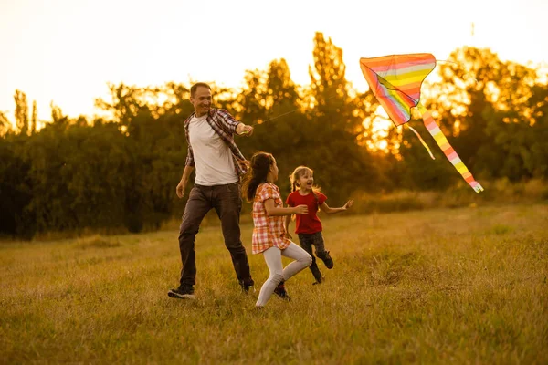 Tata ze swoją córeczką puścił latawiec na pole. — Zdjęcie stockowe