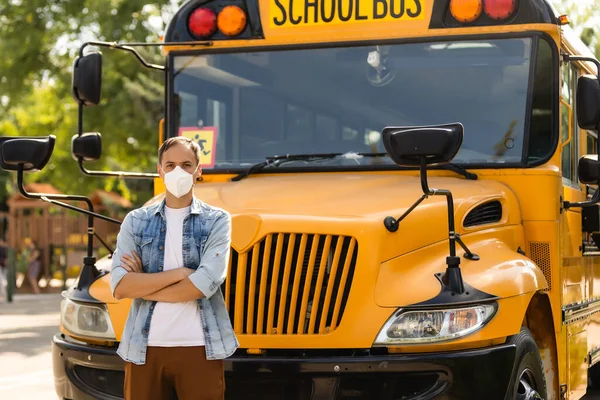 Terug naar school tijdens hevige pandemieën leraar met gezichtsmasker — Stockfoto