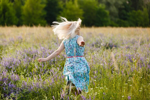 Njutning. Fri lycklig kvinna njuter av naturen. Skönhetstjej utomhus. Frihetsbegreppet — Stockfoto