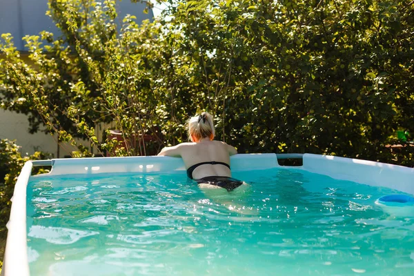 Jeune femme dans la piscine — Photo