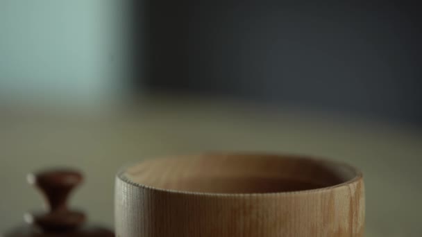 木碗特写。健康的有机、木制蜂蜜勺、特写镜头. — 图库视频影像