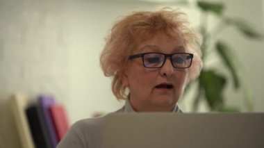 Görüntülü arama. Güzel, yaşlı bayan. Bilgisayarımda bir video var.