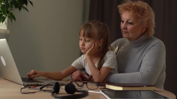 Babička a smutná vnučka studovat online na notebooku — Stock video