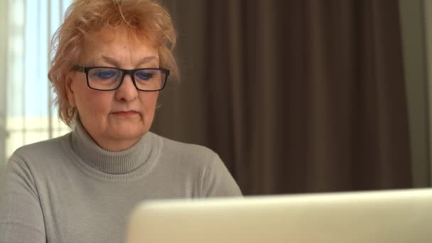 Hoofd schot volwassen vrouw kijken naar camera en praten, grootmoeder chatten met relatief online, het maken van video gesprek, middelbare leeftijd blogger opname vlog, leraar spreken tot webcam, afstand lezing — Stockvideo