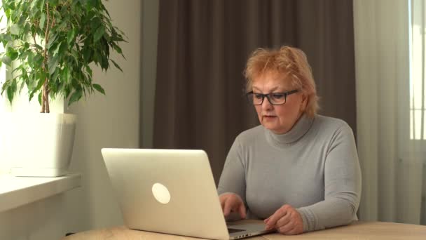 Testa girato donna matura guardando la fotocamera e parlando, la nonna chatta con relativo online, — Video Stock