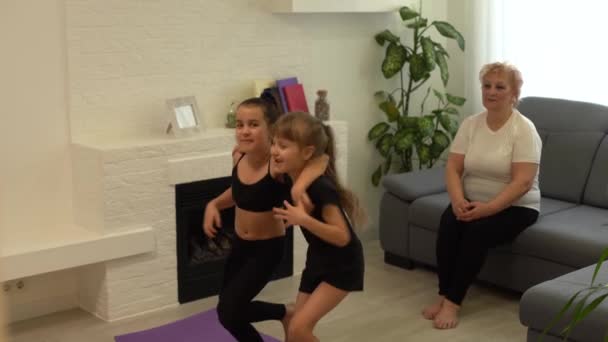 Dua gadis kecil yang bahagia menari dan tersenyum saat bermain di ruang anak-anak di rumah — Stok Video
