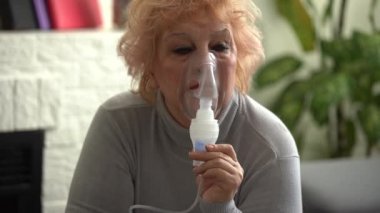 Nefes alan hasta yaşlı kadın, yaşlı kadın ve nebulizör.