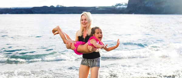 Családi nyaralás Tenerifén, Spanyolországban. Anya a lányával kint az óceánon. Portré utazó turisták - anya a lányával. Pozitív emberi érzelmek, aktív életmód. Boldog fiatal család a tengerparton — Stock Fotó
