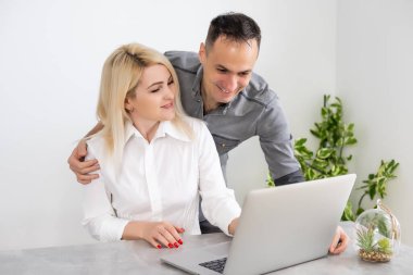 Bilgisayarlı kadın ve erkek, ofiste çalışan iş ortakları.