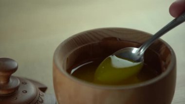 Kaşıktan damlayan kalın bal, kapat. Kaşıktan bal akıyor.