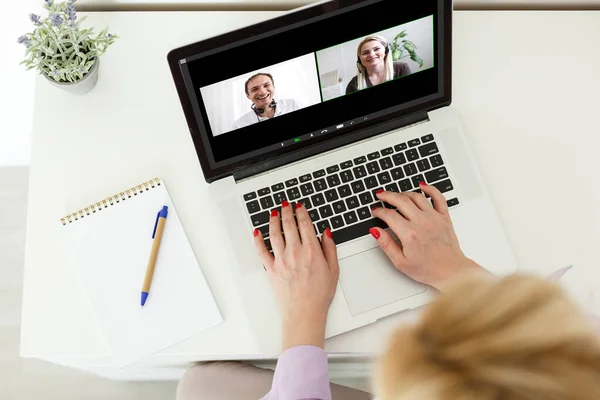 Conceito de reunião eletrônica. Teleconferência. Vídeo conferência. — Fotografia de Stock