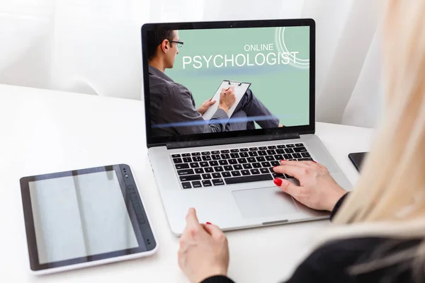 Mulher com fone de ouvido em sua mesa na frente de seu laptop ter uma chamada on-line com seu terapeuta, espaço de texto — Fotografia de Stock