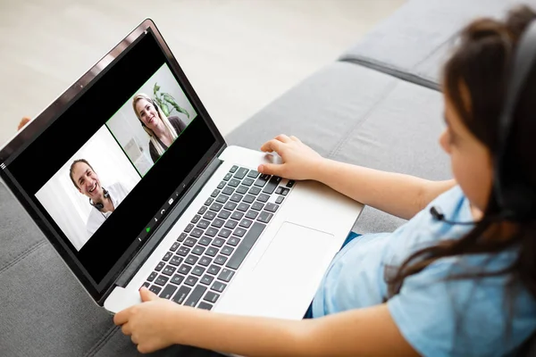 Κορίτσι βίντεο συνομιλίας με τη γυναίκα στο φορητό υπολογιστή στο σπίτι — Φωτογραφία Αρχείου