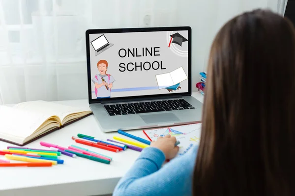 Texto online escola, menina em um laptop portátil onde há internet. — Fotografia de Stock