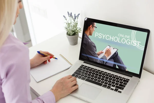 Vrouw voor haar laptop met een online gesprek met haar therapeut, sms-ruimte — Stockfoto