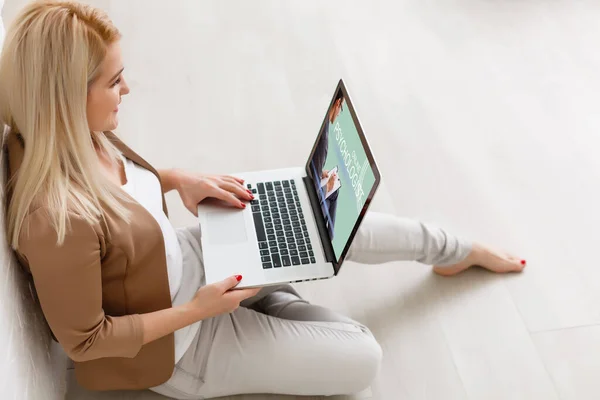 Женщина перед своим ноутбуком разговаривает по интернету со своим терапевтом, текстовое пространство — стоковое фото
