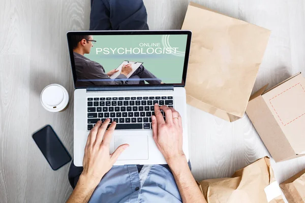 Videoconferentie met psycholoog op laptop over houten bureau — Stockfoto