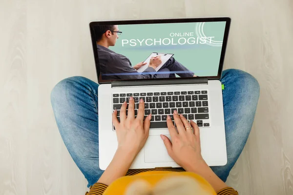 Kobieta przed laptopem rozmawiająca przez internet ze swoim terapeutą, przestrzeń tekstowa — Zdjęcie stockowe
