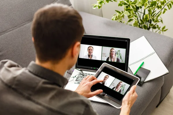 Homme ayant une vidéoconférence avec des amis sur ordinateur portable à la maison — Photo