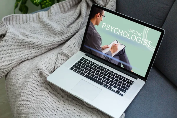 Videoconferentie met psycholoog op laptop over houten bureau — Stockfoto