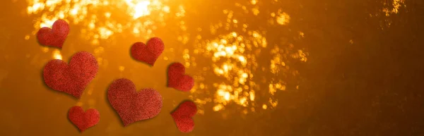 Fondo de San Valentín con corazones rojos — Foto de Stock