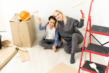 Mutlu çift dairelerini boyarken eğleniyor.