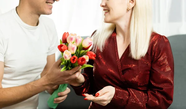 Portrait de couple heureux, mari et femme avec bouquet de fleurs de printemps — Photo