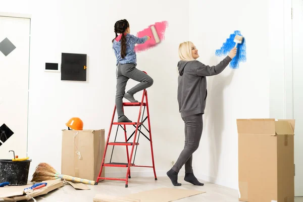 Feliz hermosa joven mujer haciendo pintura de pared — Foto de Stock
