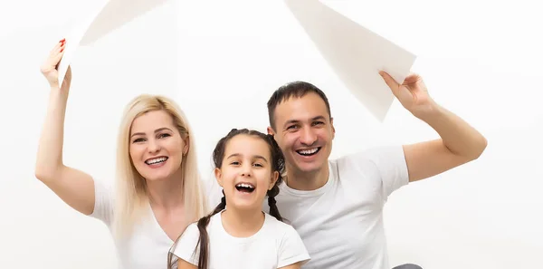 Foto van schattige blanke familie vrouw en man met klein meisje glimlachen en poseren samen op camera over witte achtergrond — Stockfoto