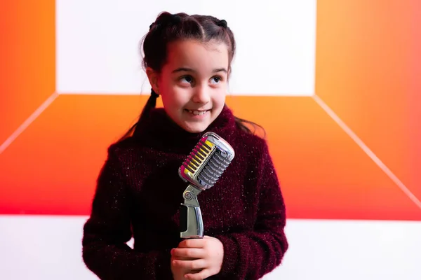 Estúdio Regording. Menina criança cantando ou voz papel — Fotografia de Stock