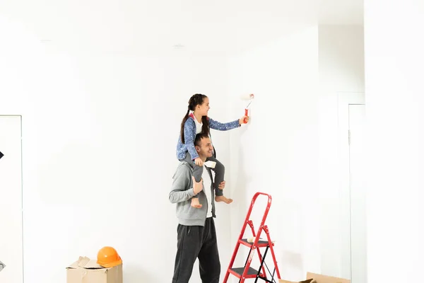 Family, happy daughter with dad doing home repair, paint walls, together with love — Stock Photo, Image