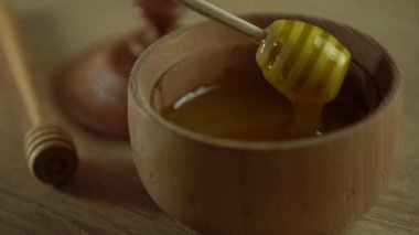 Kaşıktan damlayan kalın bal, kapat. Kaşıktan bal akıyor.