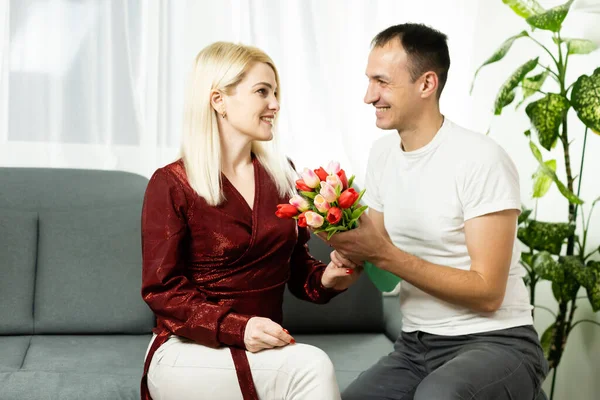 Couple amoureux d'un bouquet de tulipes sont proches les uns des autres — Photo