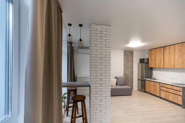 Modern apartman, konyhával és nappalival kombinálva — Stock Fotó