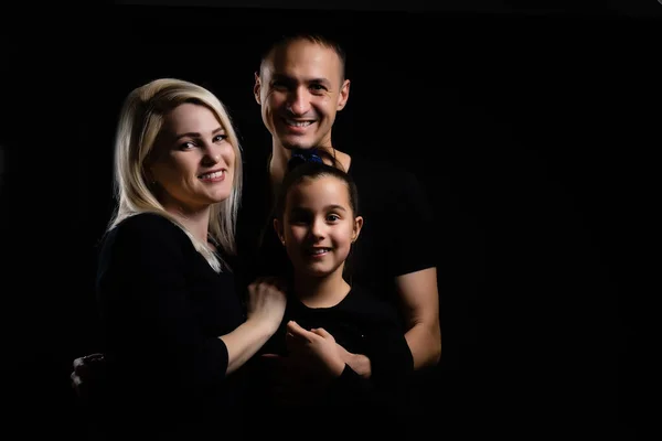 Familie portret op zwarte achtergrond — Stockfoto