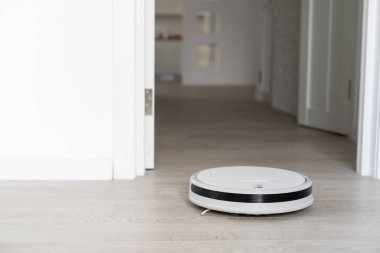 Modern Oturma Odasında Robot Elektrikli Süpürge