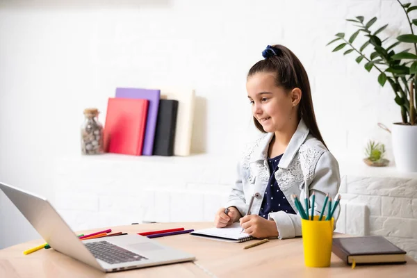 Student weinig school meisje huiswerk op laptop computer zilver — Stockfoto