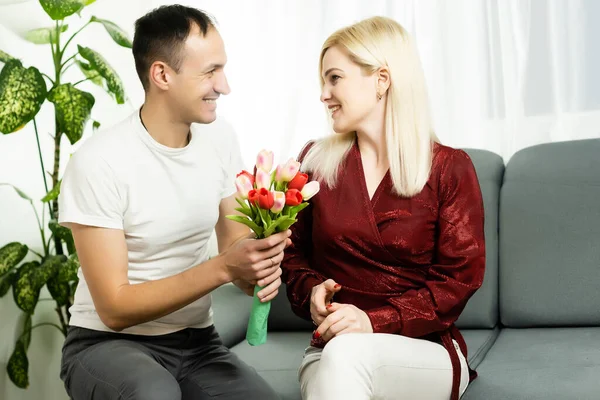 Couple amoureux d'un bouquet de tulipes sont proches les uns des autres — Photo