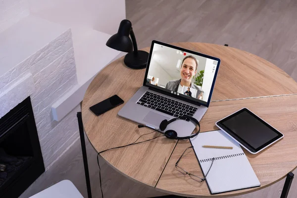 Laptop mit Videokonferenz steht auf dem Tisch — Stockfoto