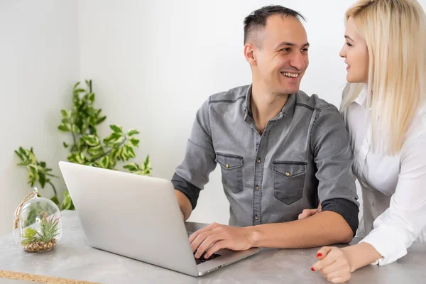 Kobieta i mężczyzna z laptopem, Partnerzy biznesowi pracujący w biurze na komputerze — Zdjęcie stockowe
