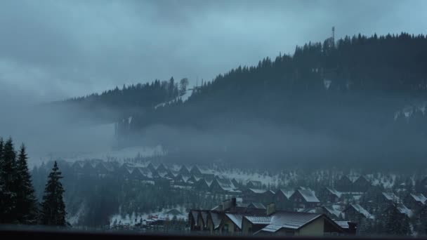 Panorama de montañas de invierno con casas de pastores. Cárpatos, Ucrania, Europa — Vídeos de Stock