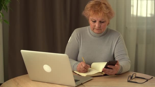 Oudere vrouw werkt aan haar laptop, oudere vrouw — Stockvideo