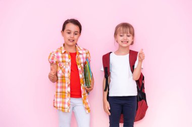 Sınıf arkadaşları olan mutlu küçük kızlar okulda eğleniyorlar.