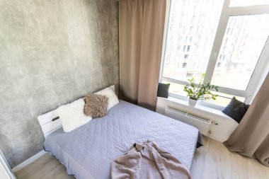 Zarif yatak odasında büyük ve rahat bir çift kişilik yatak.