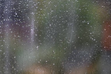 Yağmurdan sonra pencereye su damlıyor