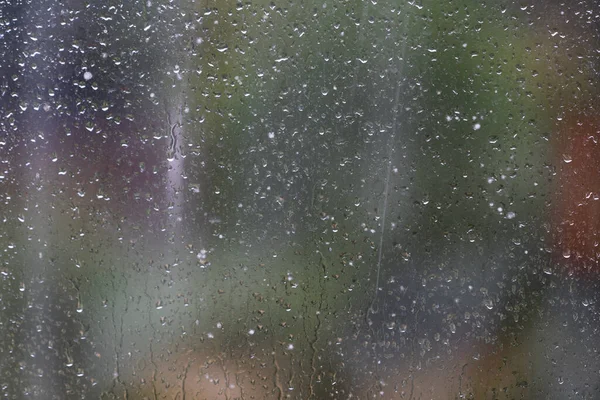 Yağmurdan sonra pencereye su damlıyor — Stok fotoğraf