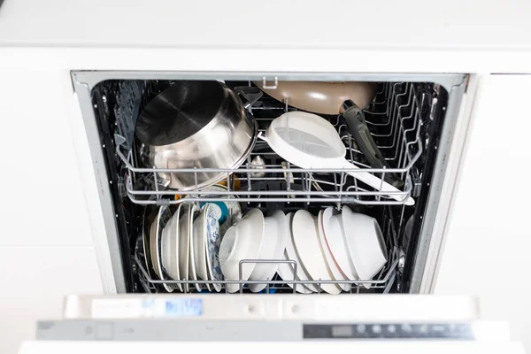 Imagen de un lavavajillas abierto en la cocina — Foto de Stock